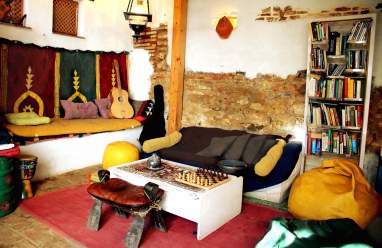 Zona chill out disfruta de un café, lee un libro, conoce gente nueva o ve una peli