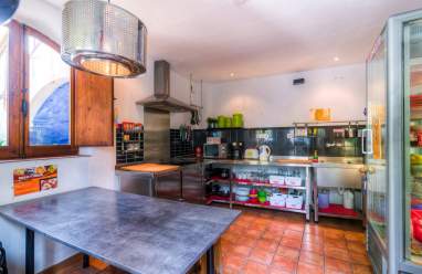 2 Cocinas totalmente equipadas con nevera para guardar tus cosas y enseres para cocinar
