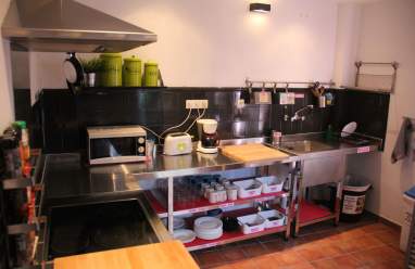 2 Cocinas totalmente equipadas con nevera para guardar tus cosas y enseres para cocinar
