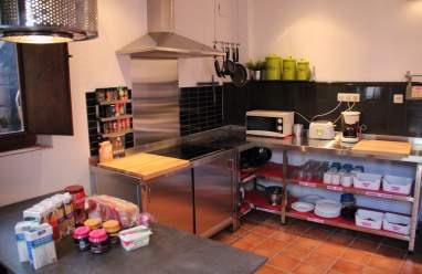 2 Cocinas totalmente equipadas con nevera para guardar tus cosas y enseres para cocinar