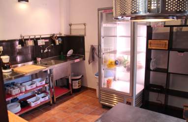 2 Cocinas totalmente equipadas con nevera para guardar tus cosas y enseres para cocinar