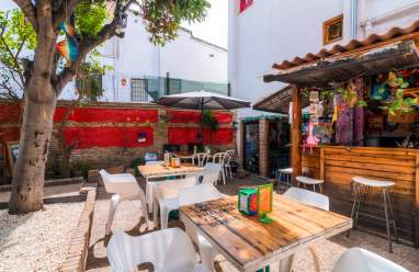 Patio exterior bar y mesas para disfrutar del desayuno, conectarte a Internet o tomarte una cerveza con tus amigos