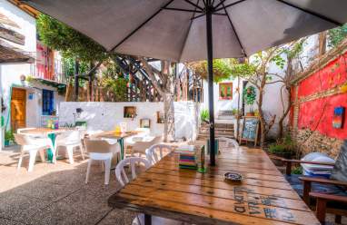 Patio exterior bar y mesas para disfrutar del desayuno, conectarte a Internet o tomarte una cerveza con tus amigos