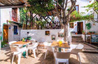 Patio exterior bar y mesas para disfrutar del desayuno, conectarte a Internet o tomarte una cerveza con tus amigos