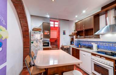 2 Cocinas totalmente equipadas con nevera para guardar tus cosas y enseres para cocinar