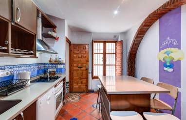 2 Cocinas totalmente equipadas con nevera para guardar tus cosas y enseres para cocinar